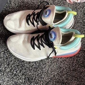 Woman’s 8.5 Nike shoes
